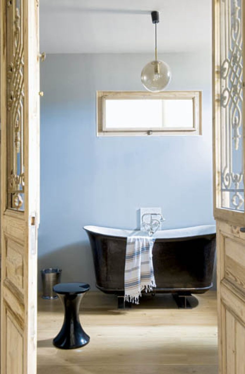 Łazienka pełna niespodzianek. Stołek Tam-tam z Habitatu, wanna i żyrandol kupione na eBayu.