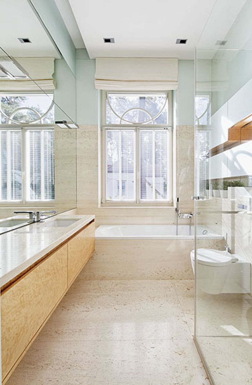 W łazinkach królują trawertyn i onyks oraz szkło.