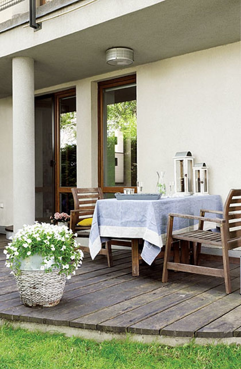 W lecie mieszkanie zmienia się w letnisko. 80 metrów powiększa się o ogród mierzący aż 350 metrów.