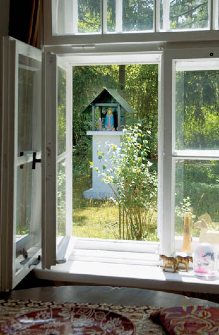 W ogrodzie stoi kapliczka ku czci świętego Franciszka.