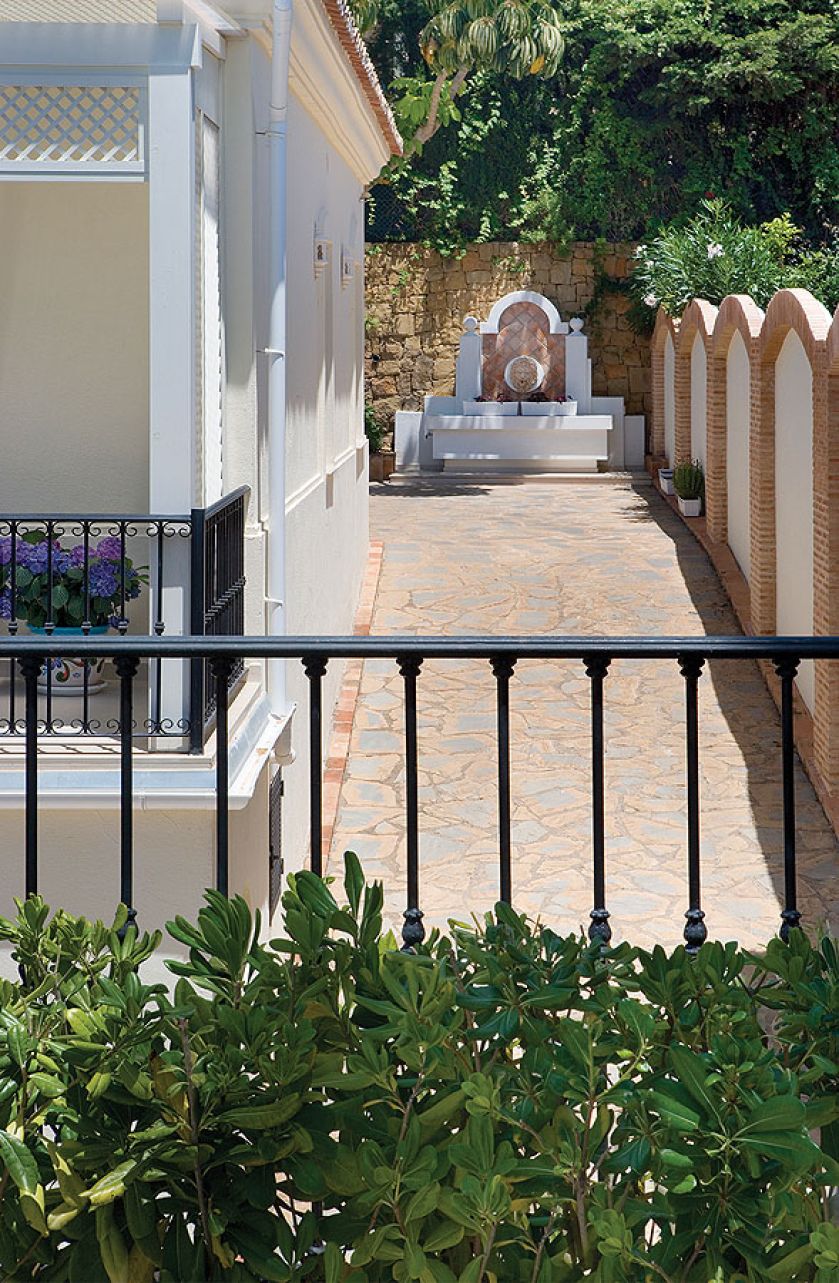 Jasne przestronne wnętrze, mnóstwo letnich kolorów, w oknach witraże. Dom w Hiszpanii to alternatywa na