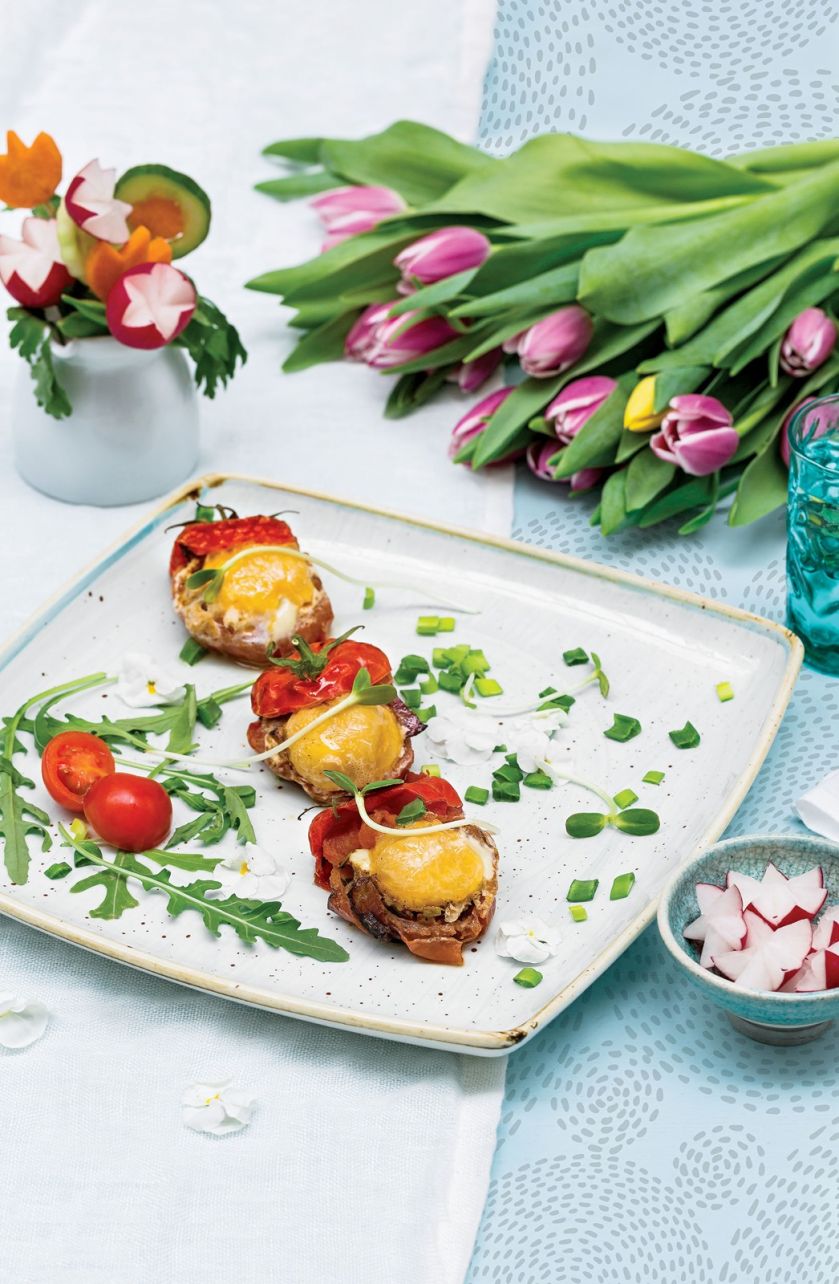 Jajka pieczone w pomidorach. Smaki dzieciństwa Mateusza Gesslera: zobacz przepisy