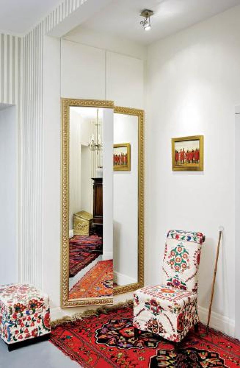 Andrzej nie wiesza tkanin na ścianach. Kaukaskimi haftami obił meble i uważa, że cięcie im nie zaszkodziło.