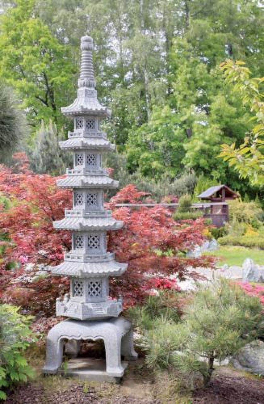 Kamienne dekoracje podkreślają japoński klimat ogrodu.