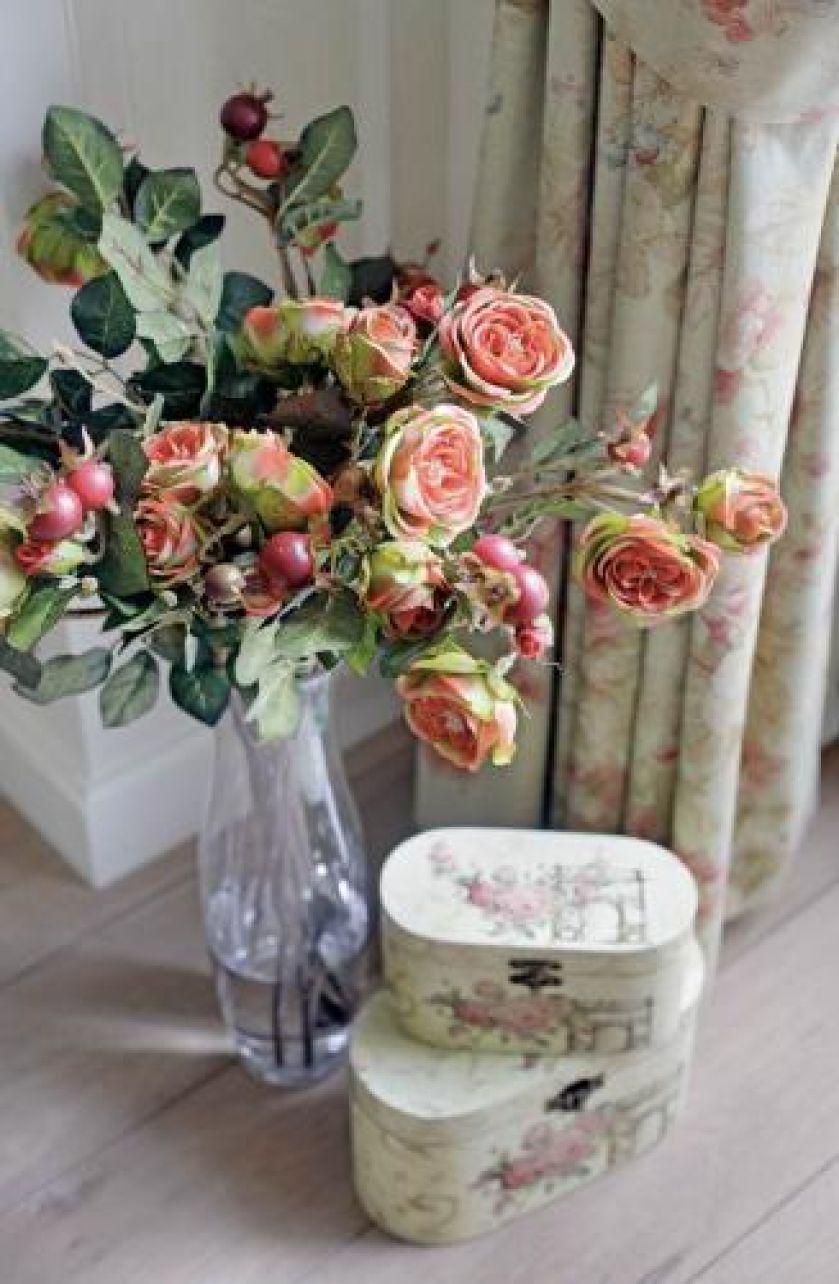 Róże świetnie komponują się ze stylem w którym zostało urządzone mieszkanie.