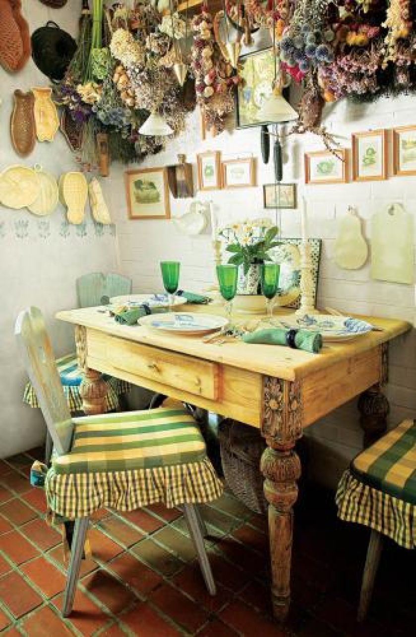 Talerze malowane w niebieskie ryby i grzyby to rekwizyty z benefisu Jeremiego Przybory na Festiwalu