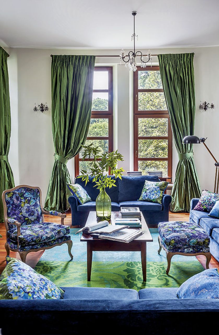 Wystarczyło zamienić beżowe zasłony w salonie na zielone tafty i na niebiesko obić thonety i ławkę z lat 30.,