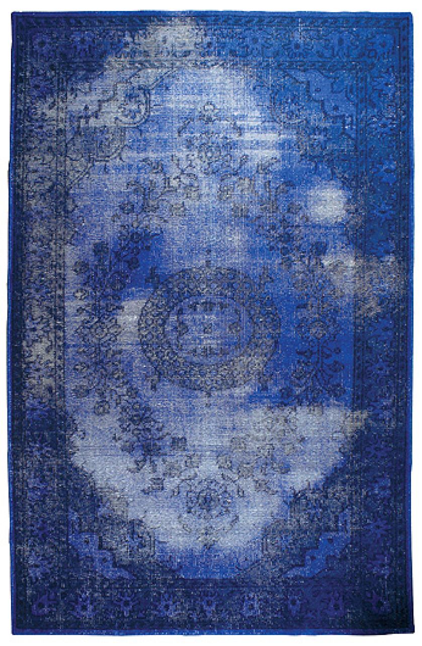 Nowe jak stare: modne są dywany, które wyglądają na mocno używane.