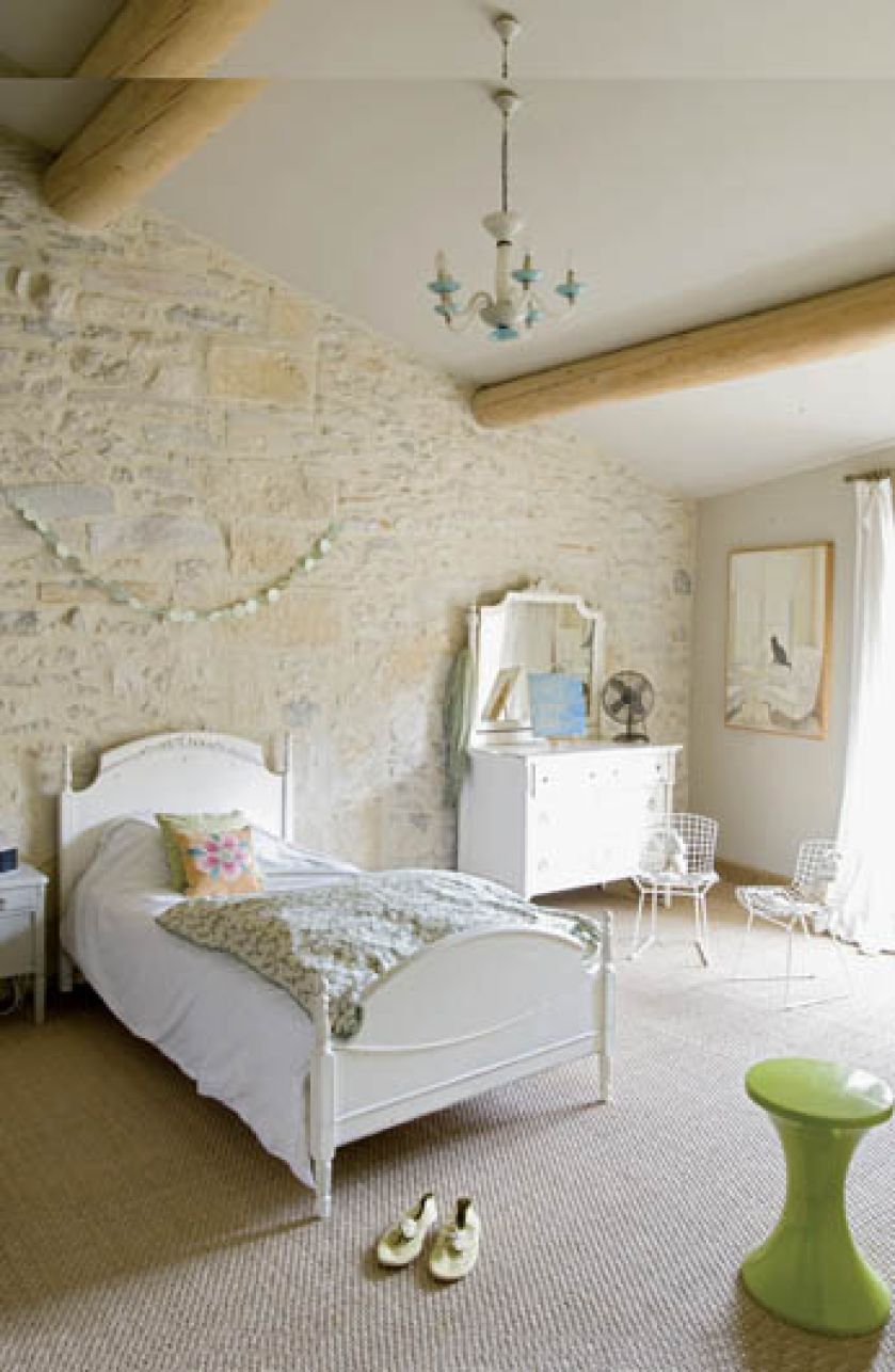 Jasne, naturalne kolory i kamienna ściana.