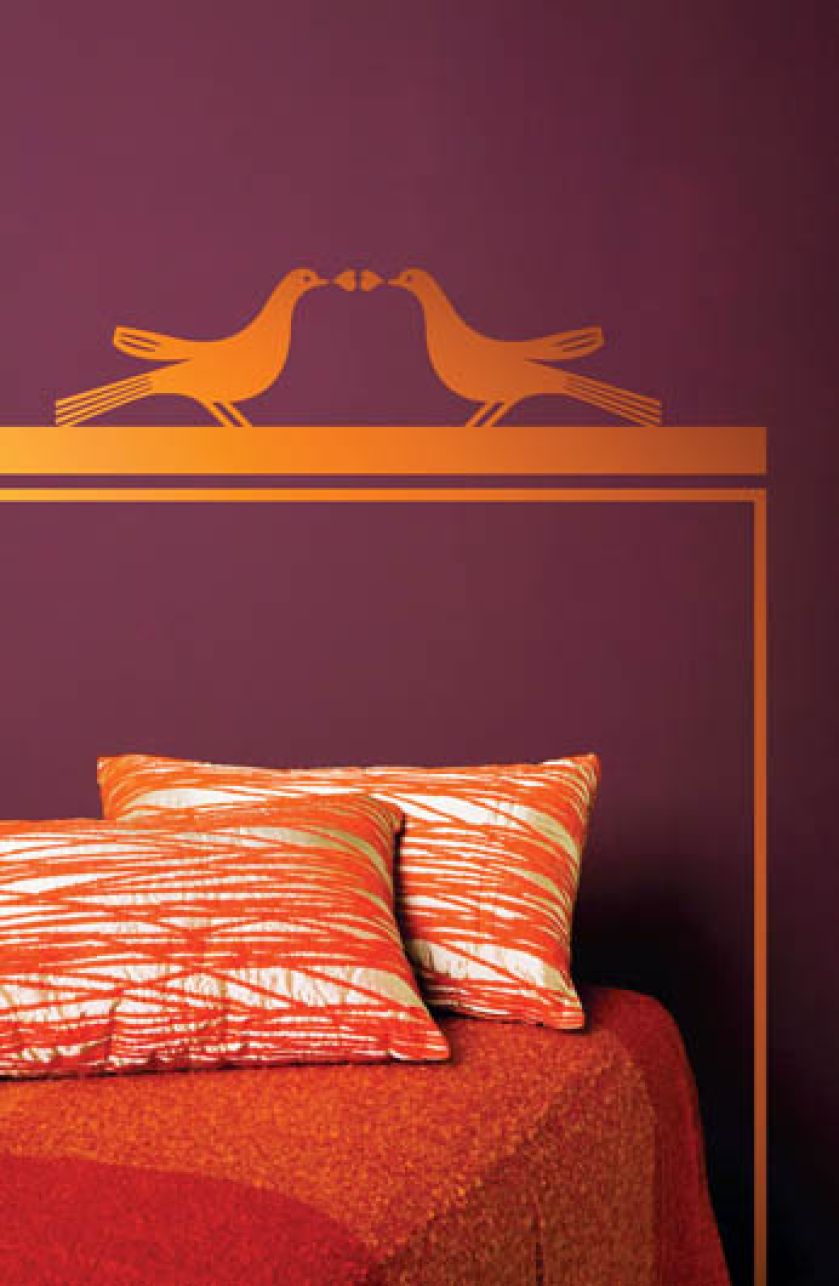 Motywy do sypialni dla zakochanych pomalowano farbą Optiva Super Matt (40,19 zł/0,9 litra). TIKKURILA