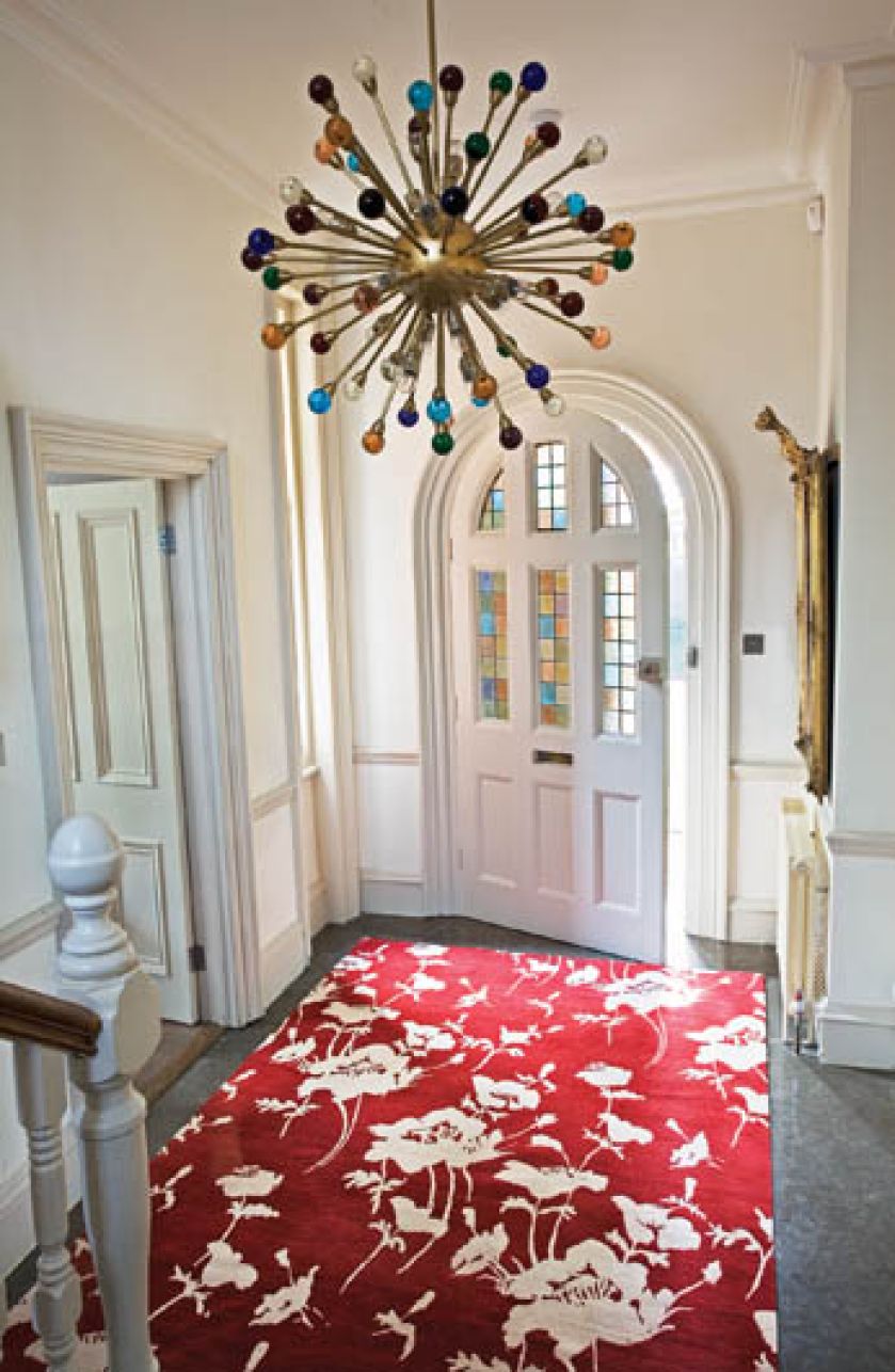 Nowoczesny dywan w mocnych kolorach ożywia klasyczne wnętrze. SIGNATURE PRINTS