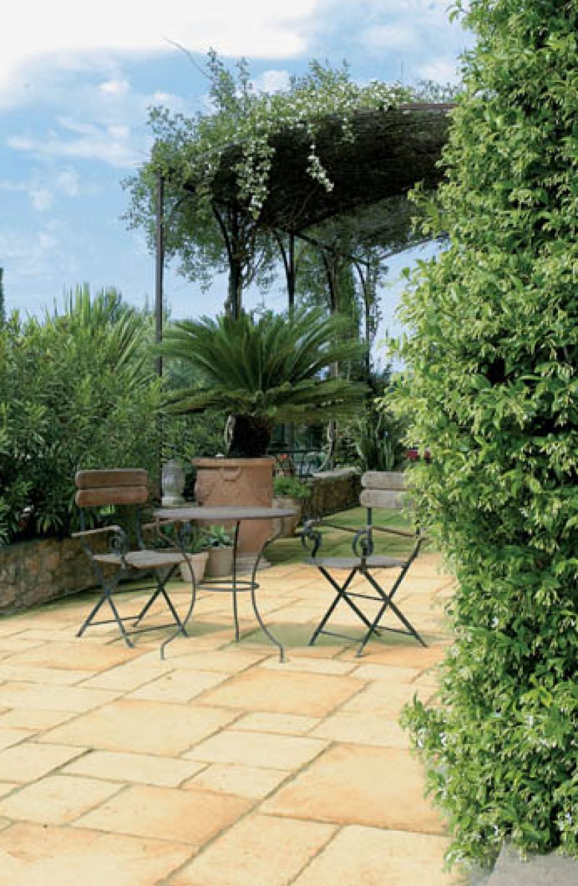 W śródziemnomorskim stylu: kostka na zdjęciu do złudzenia przypomina piaskowiec. SEMMELROCK