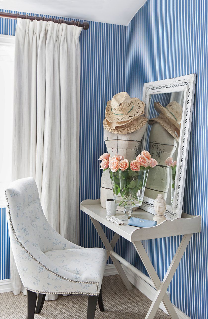 Swoją sypialnię Maria urządziła tak, jak najbardziej lubi: z jutową wykładziną, tapetą w drobne paski i wystawką na stoliku.