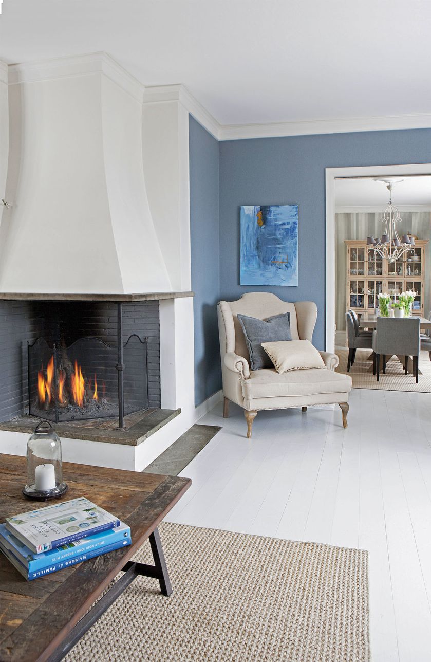 Fotel do czytania stoi przy kominku. Idealne miejsce!