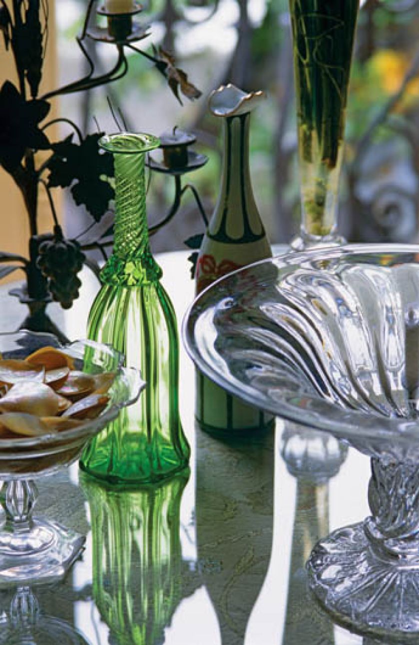 Butelki i karafki też ładnie ozdobią stół. Fot. Redcover.com/East News