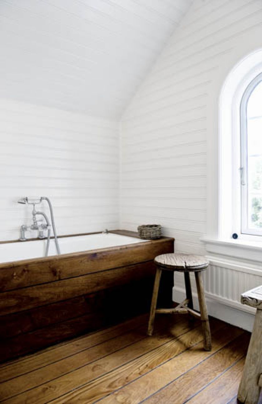 Obudowa wanny zrobiona została ze specjalnego gatunku mahoniu używanego do budowy statków.