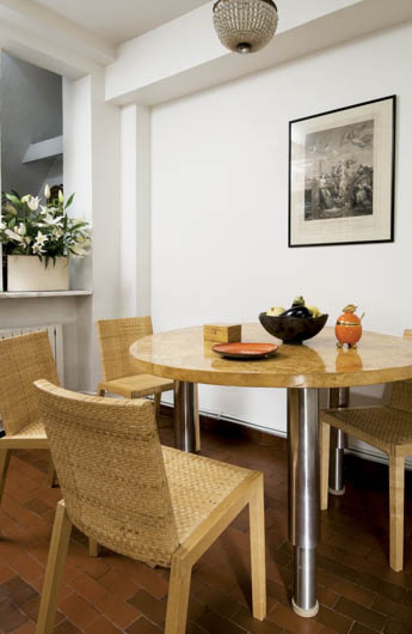 Przed wejściem do kuchni (bez drzwi) ustawiony został stół kombinowany: stalowe nogi plus blat z