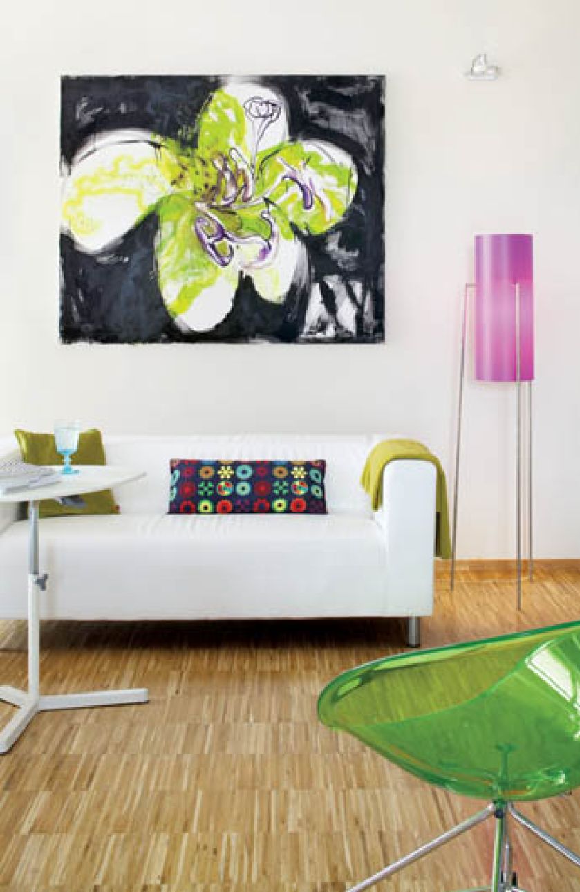 We wnętrzu żywe kolory, dużo drewna - po prostu funkcjonalnie i elegancko.