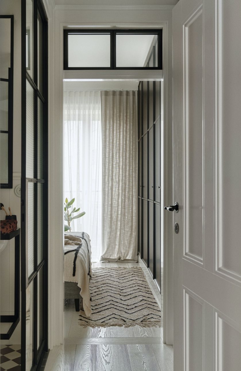 czarno biała łazienka styl skandynawski z loftowym