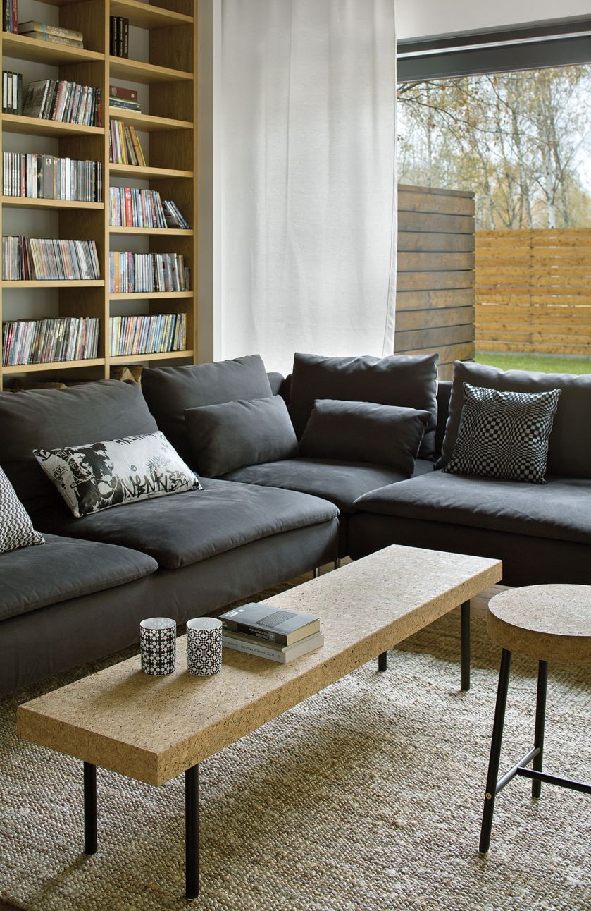 Ten dom energooszczędny stoi na nadwiślańskich polach, ale wielu osobom przypomina barkę przycumowaną w Amsterdamie...