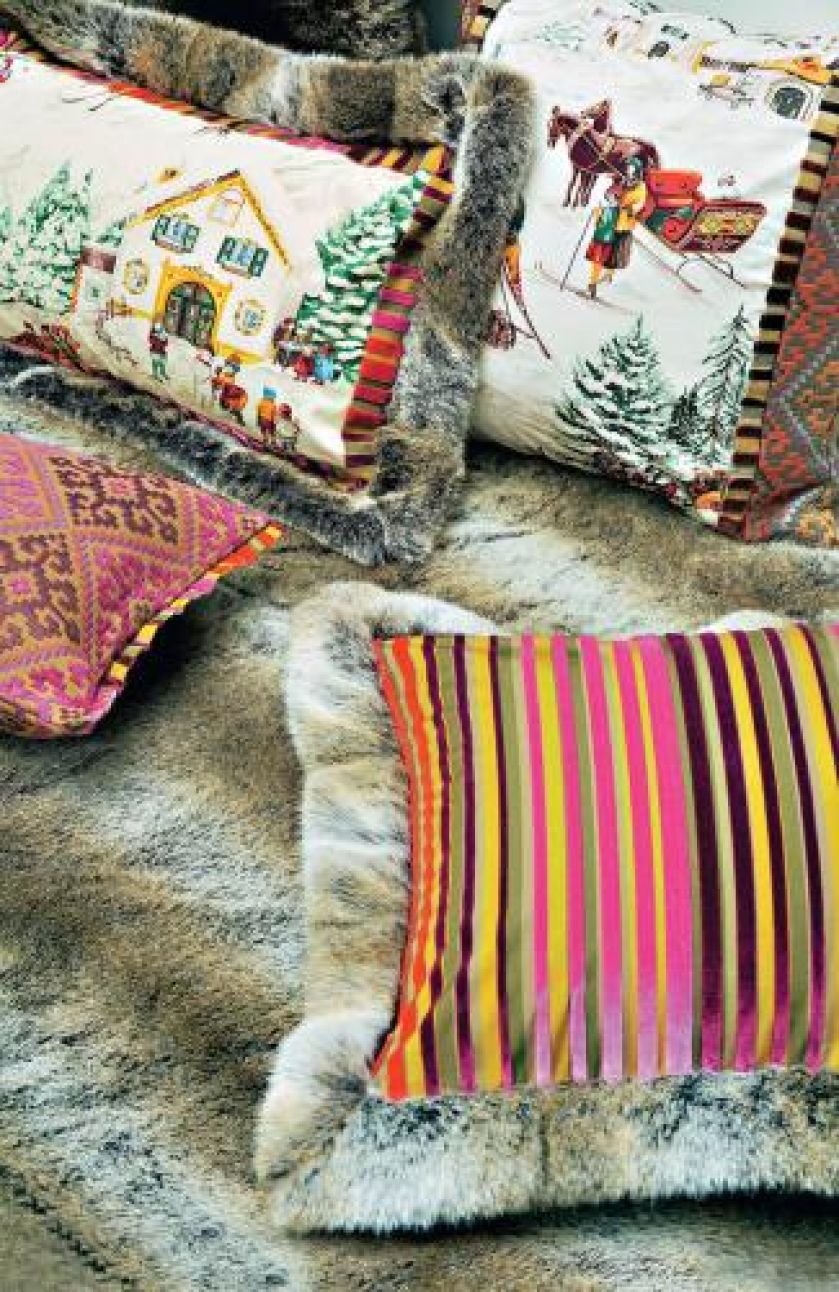 Modne połączenie - tkanina i sztuczne futro wilka. Kolekcja poduszek Chiraz/Anatolie. PIERRE FREY