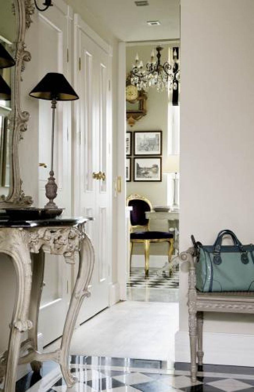 Podłoga w kuchni i holu to klasyczny artdecowski wzór. Brygida ułożyła jedynie mniejsze płytki.