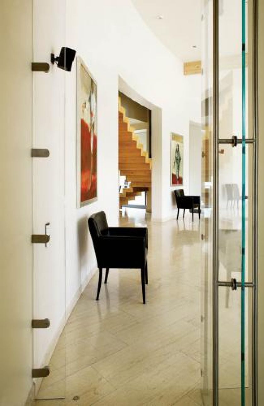 Salon w najwyższym punkcie ma siedem metrów, a w najniższym cztery i pół.