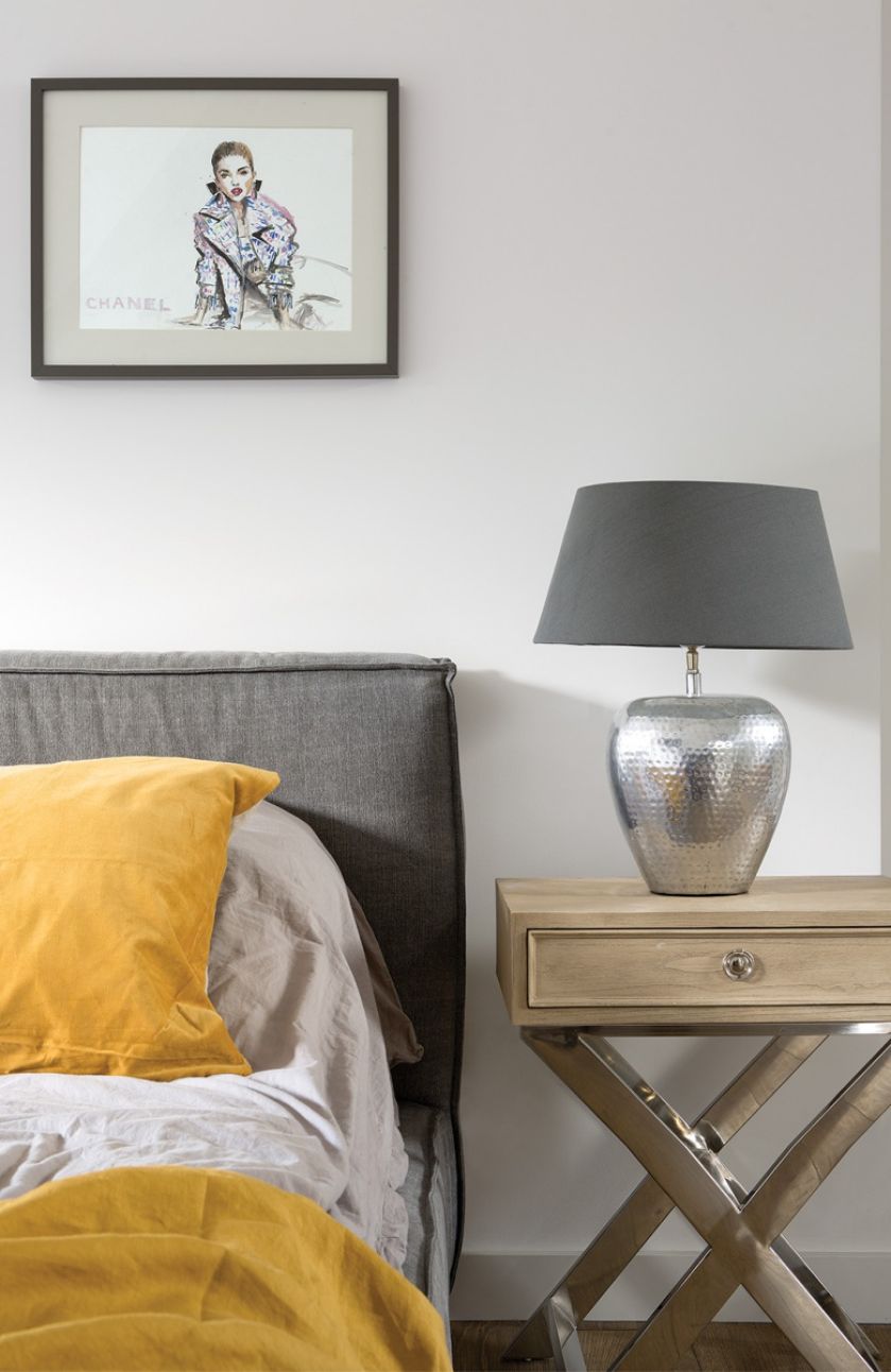 szara sypialnia z żółtymi dodatkami