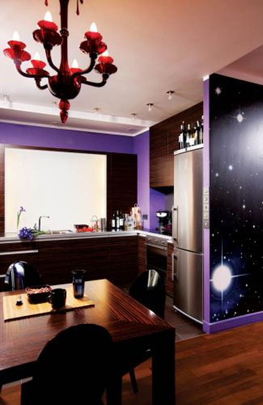 W kuchni rządzi polisander. Idealnie pasuje do innego egzotycznego drewna, z którego zrobiono podłogę w