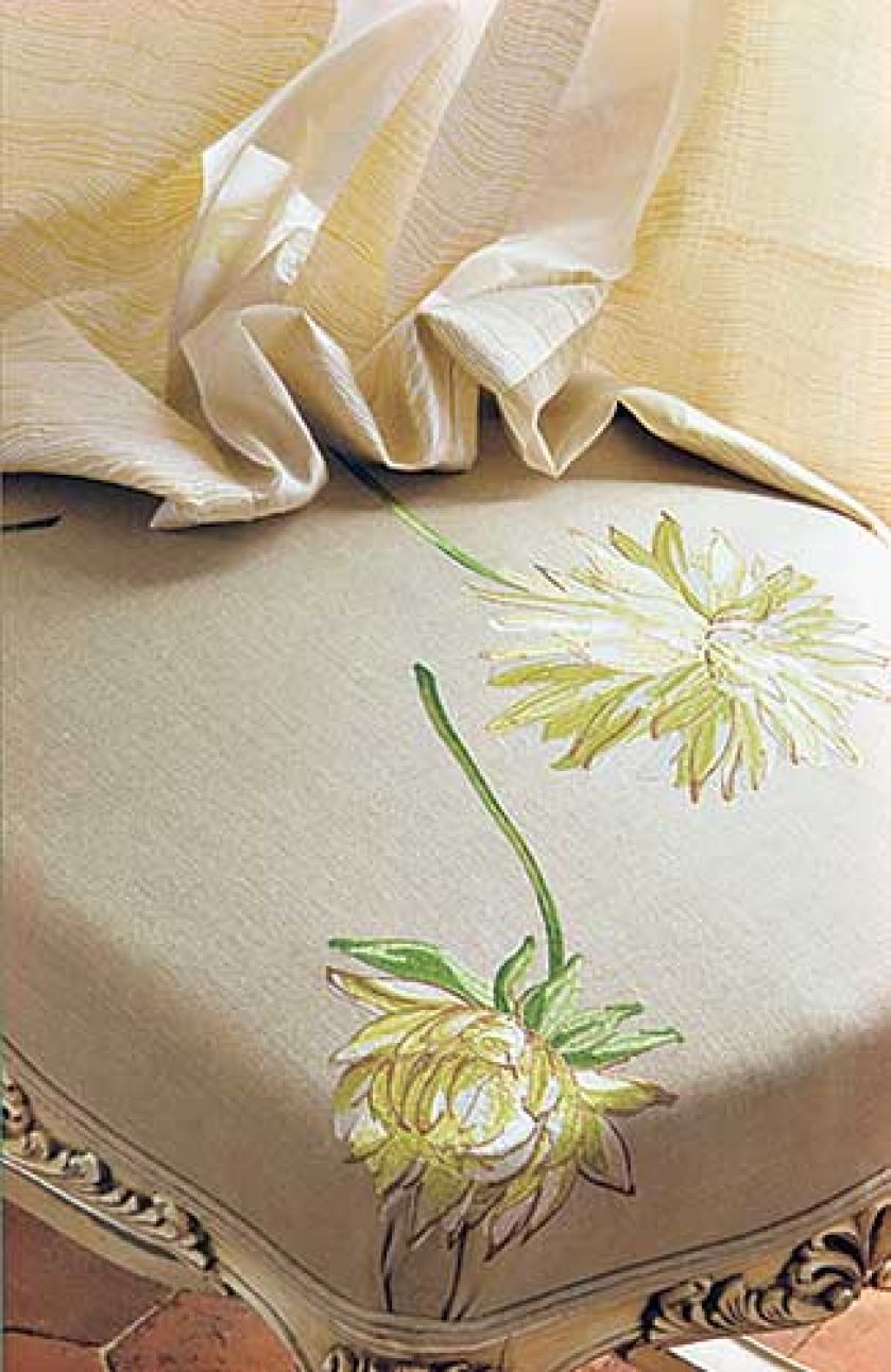 Zamiast kupować nowe krzesło, czasem wystarczy zmienić tapicerkę. Na zdjęciu tkanina z kolekcji Manuel Canovas.