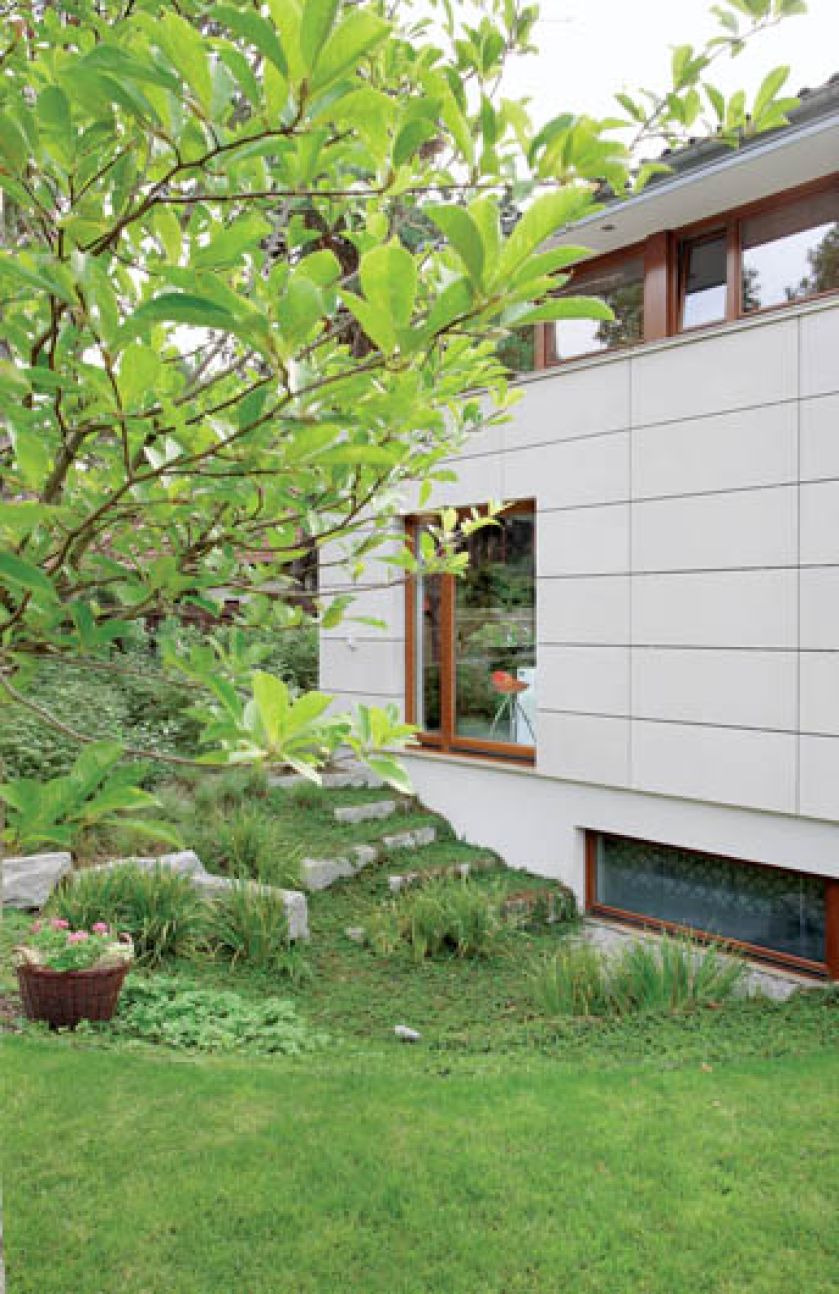 Dom został zaprojektowany w stylu prostej formy wtopionej w naturę.