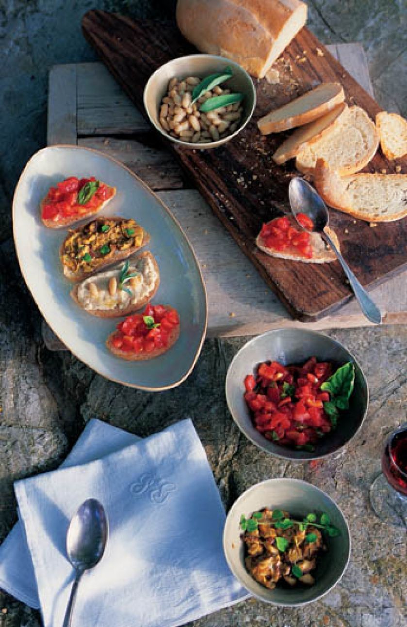 Grzanki z pastą grzybową, fasolową i z pomidorami.