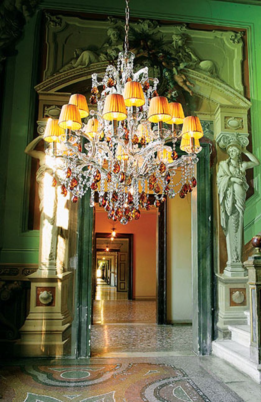 Masiero Ottocento: pozłacane metalowe ramy i kryształowe ozdoby firmy Swarovski. Cena 4195 euro netto. masiero group