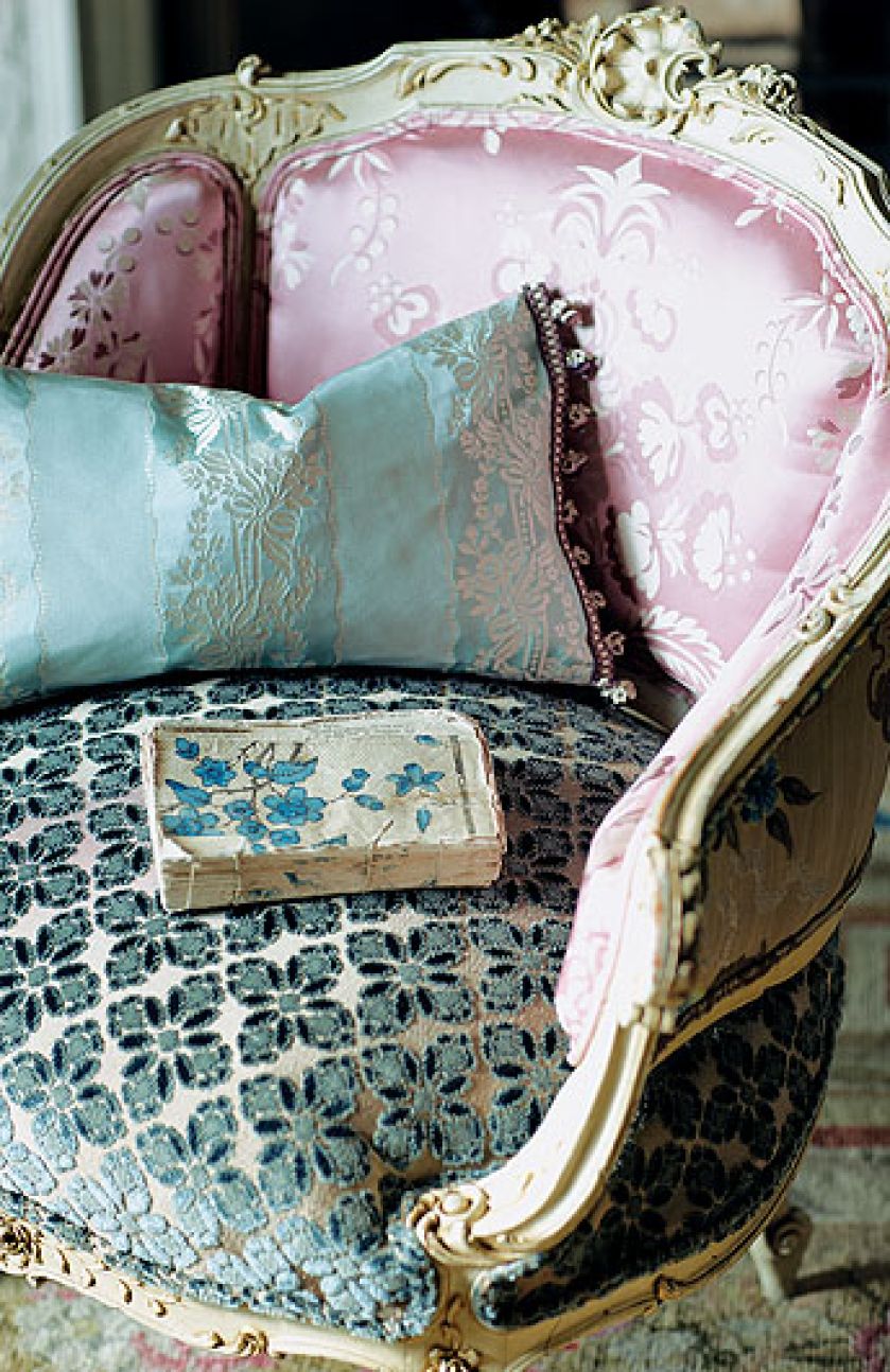 Tkaniny z The Royal Collection od Designers Guild. Jedwabie i cięte welury, za ok. 1000 zł metr. DECODORE