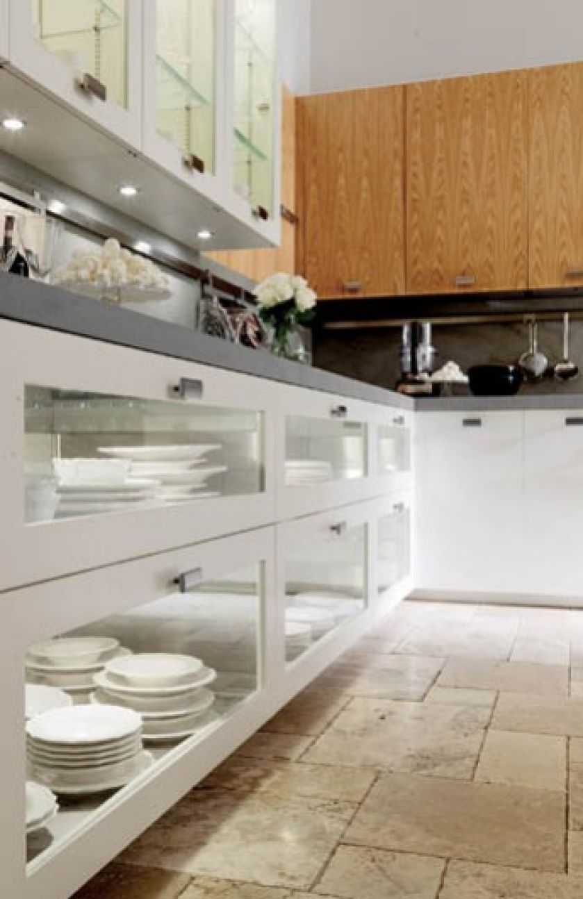 Tu nie możemy pozwolić sobie na bałagan. Przeszklone fronty szafek zaprojektowała włoska firma TONCELLI.