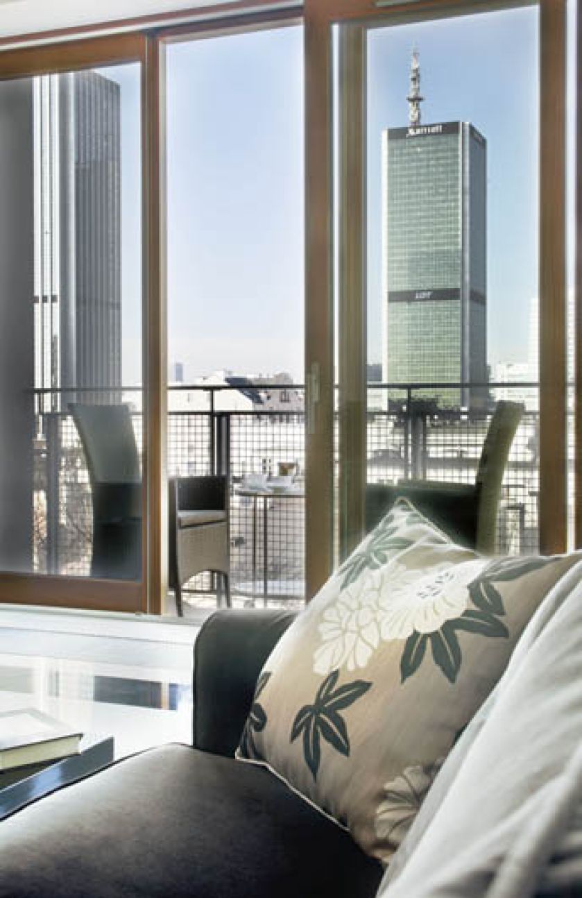 Wielkie przesuwane okna wpuszczają do sypialni, salonu, a nawet łazienki mnóstwo naturalnego światła. Latem okna