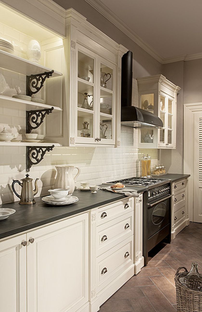 Żeliwne podpory i ozdobne uchwyty w kuchni Old France przywołują klimat francuskiej prowincji. Przetarte delikatnie