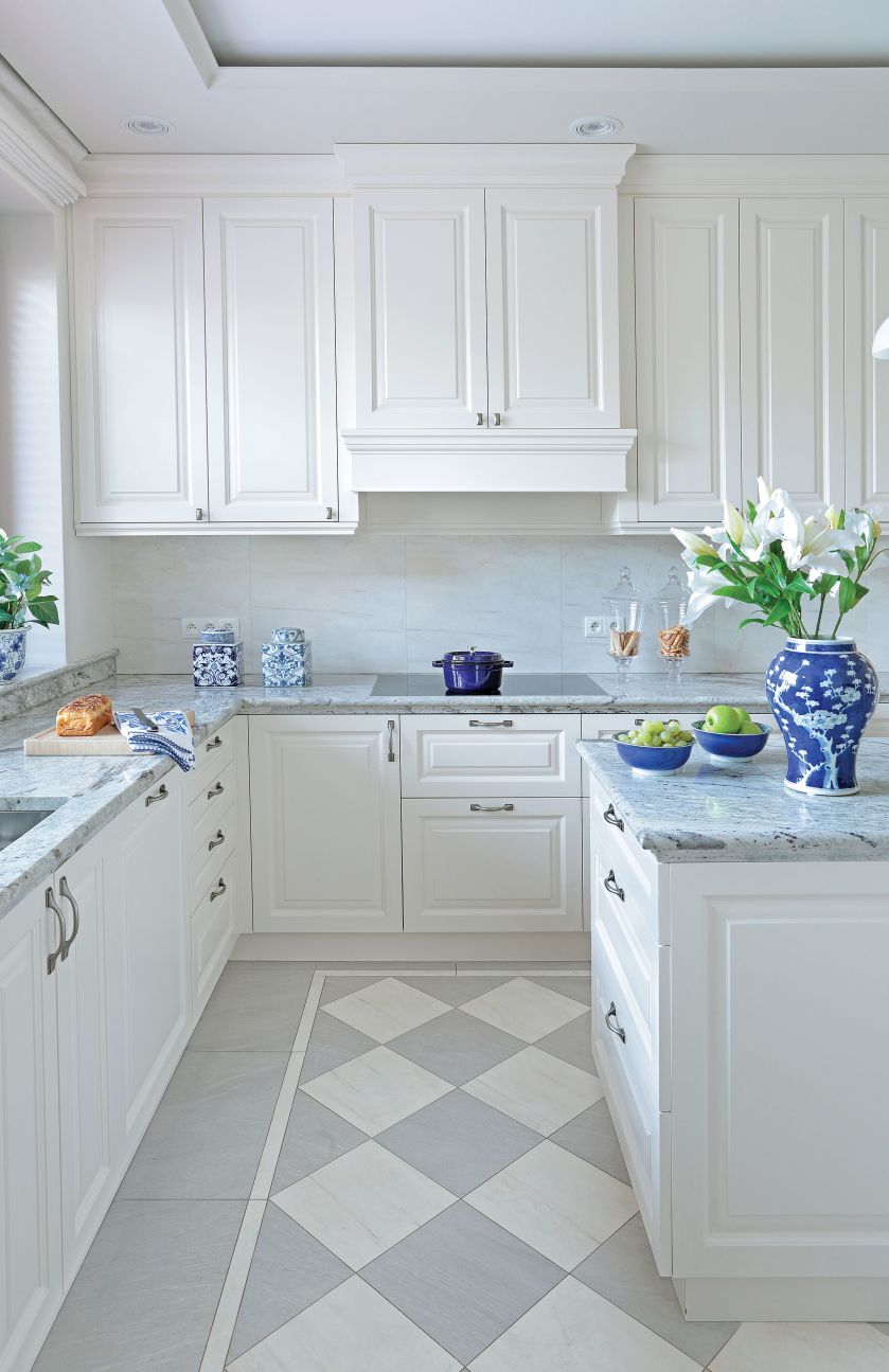 biała kuchnia z szarym blatem