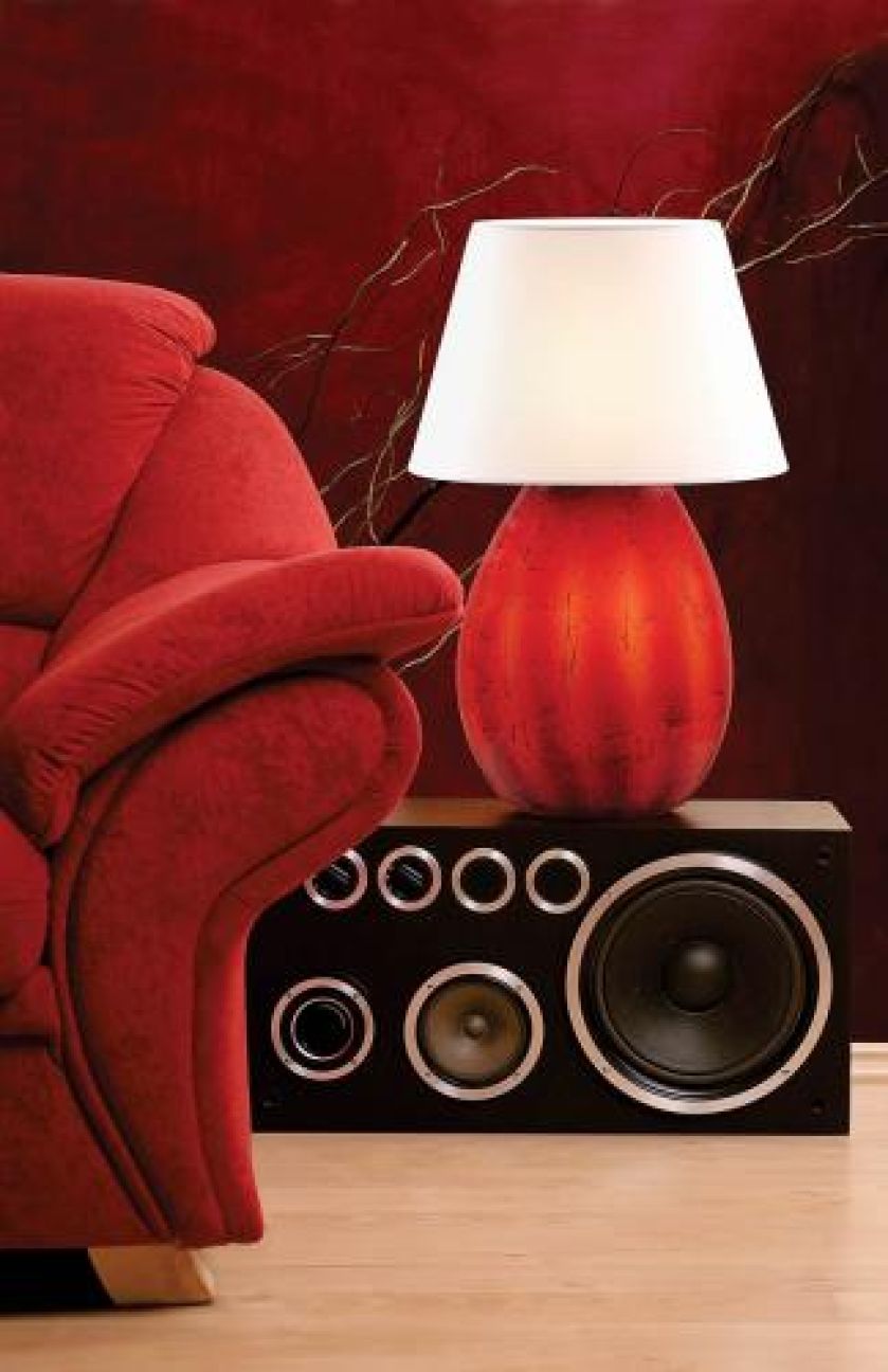 Gentle Red - podświetlany jest nie tylko abażur, ale również szklana podstawa. Cena - 545 zł. FALKO