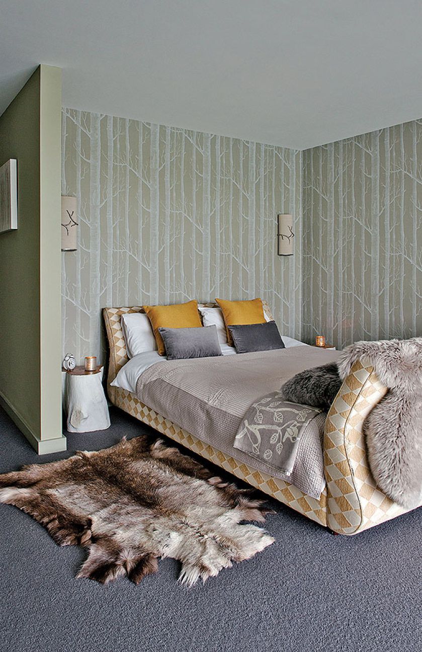 W domu jest pięć pomieszczeń na parterze i siedem sypialni na piętrze.