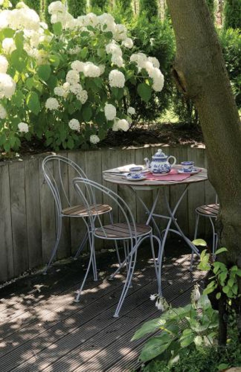 Zaciszny kącik w ogrodzie. Ogród nad Wilanówką