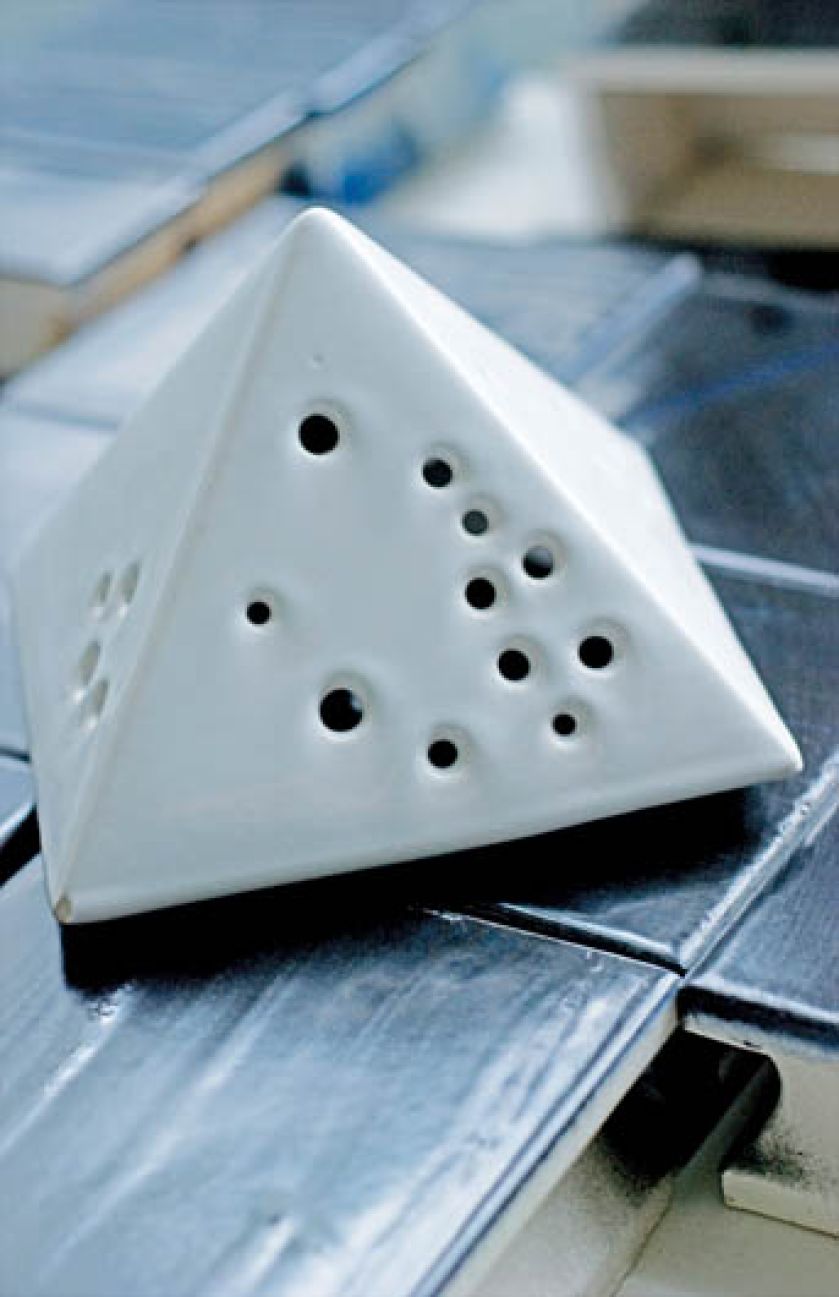 Ażurowy kafel-piramidka - Manufaktura Ceramiczna Krystyny Kaszuby-Wacławek.