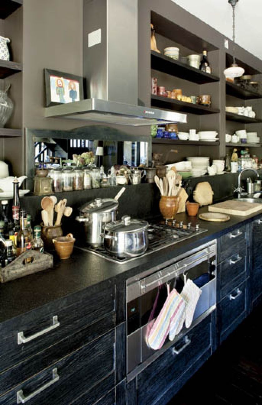 Kuchenna deska do krojenia przyjechała aż z Tunezji. To bardzo ciężki dwunastocentymetrowy plaster drewna egzotycznego.