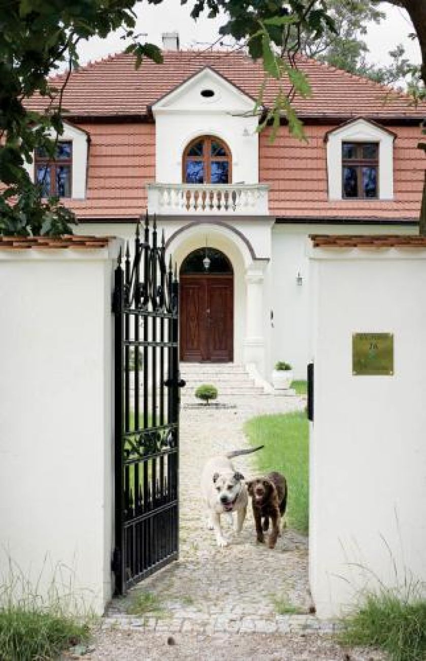 Jak Marta i Marcin zamieszkali w dworku znanym z Czterech pancernych .