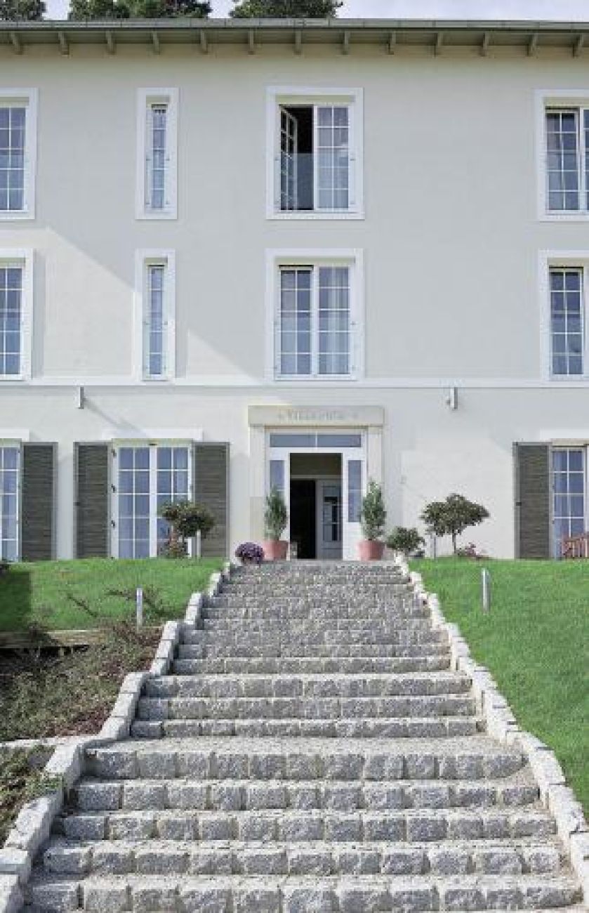 Kamienne schodki prowadzące do pensjonatu.