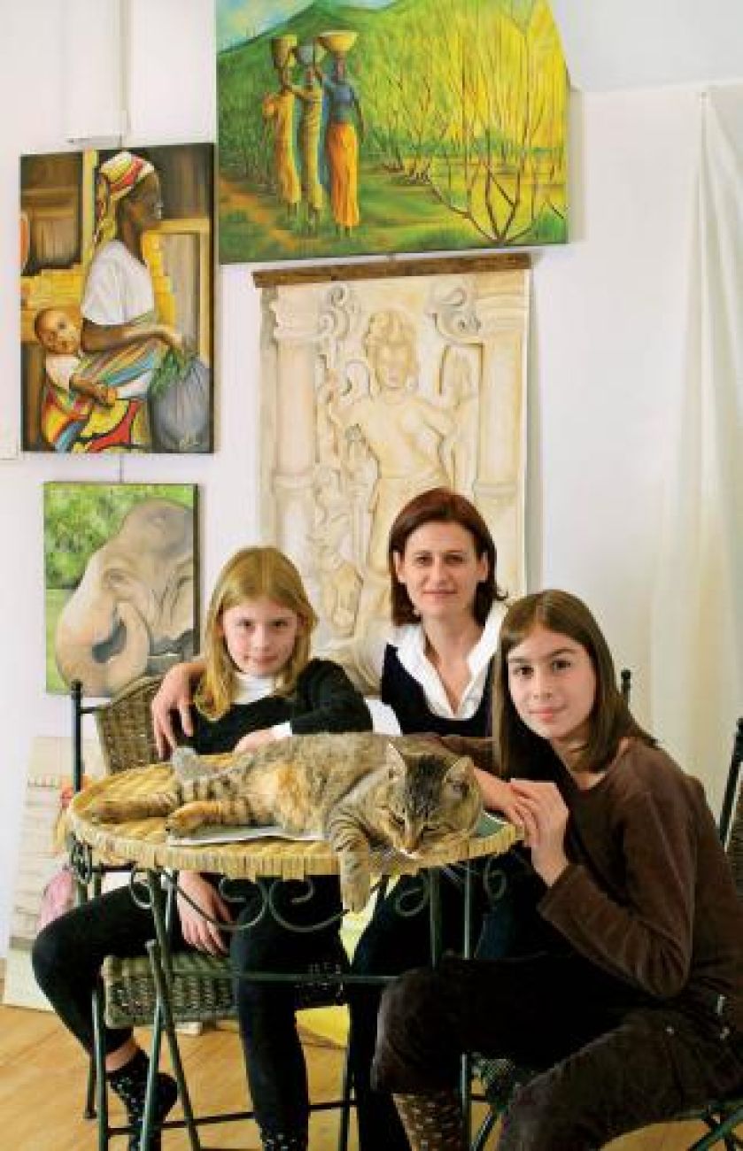 Na honorowym miejscu ulubieniec rodziny - dachowiec Salem.