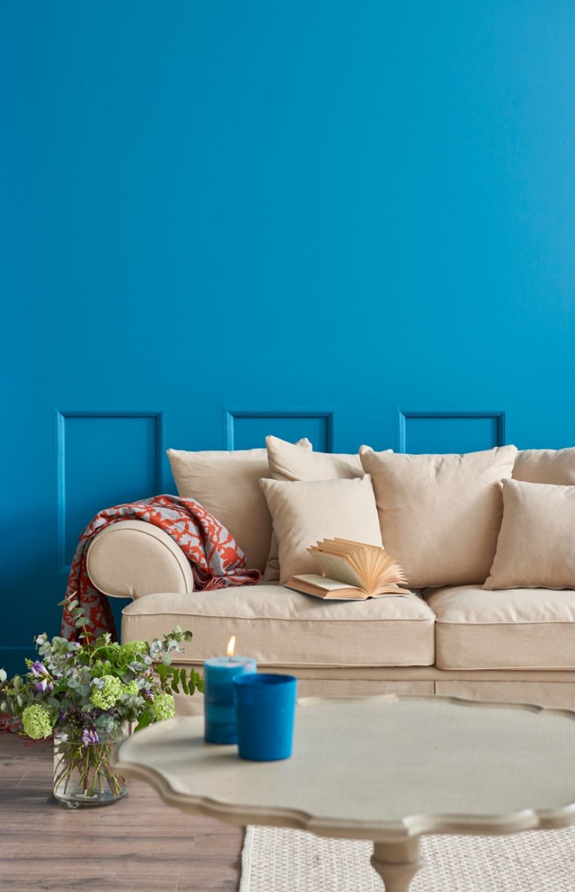 niebieska ściana w salonie