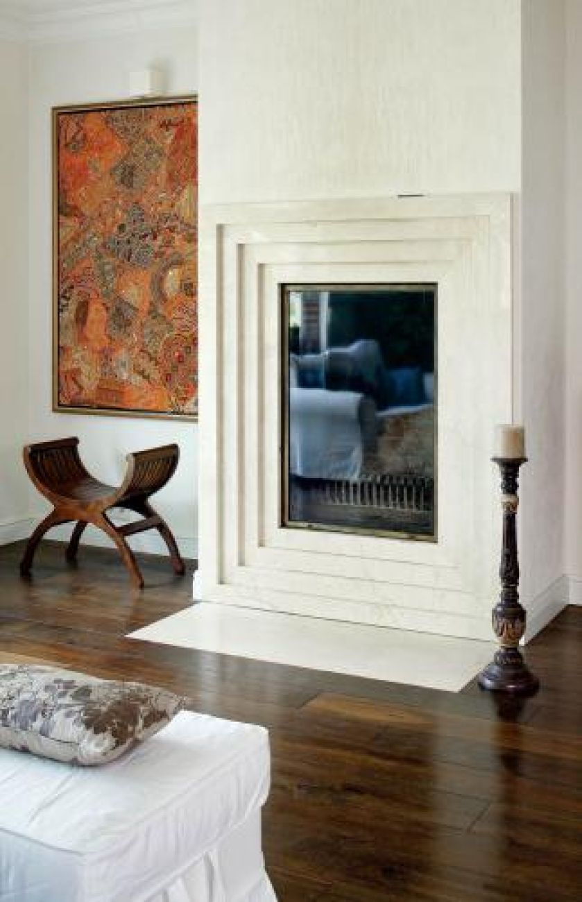 W salonie ważną rolę pełni kominek. Orientem urządzone wnętrza