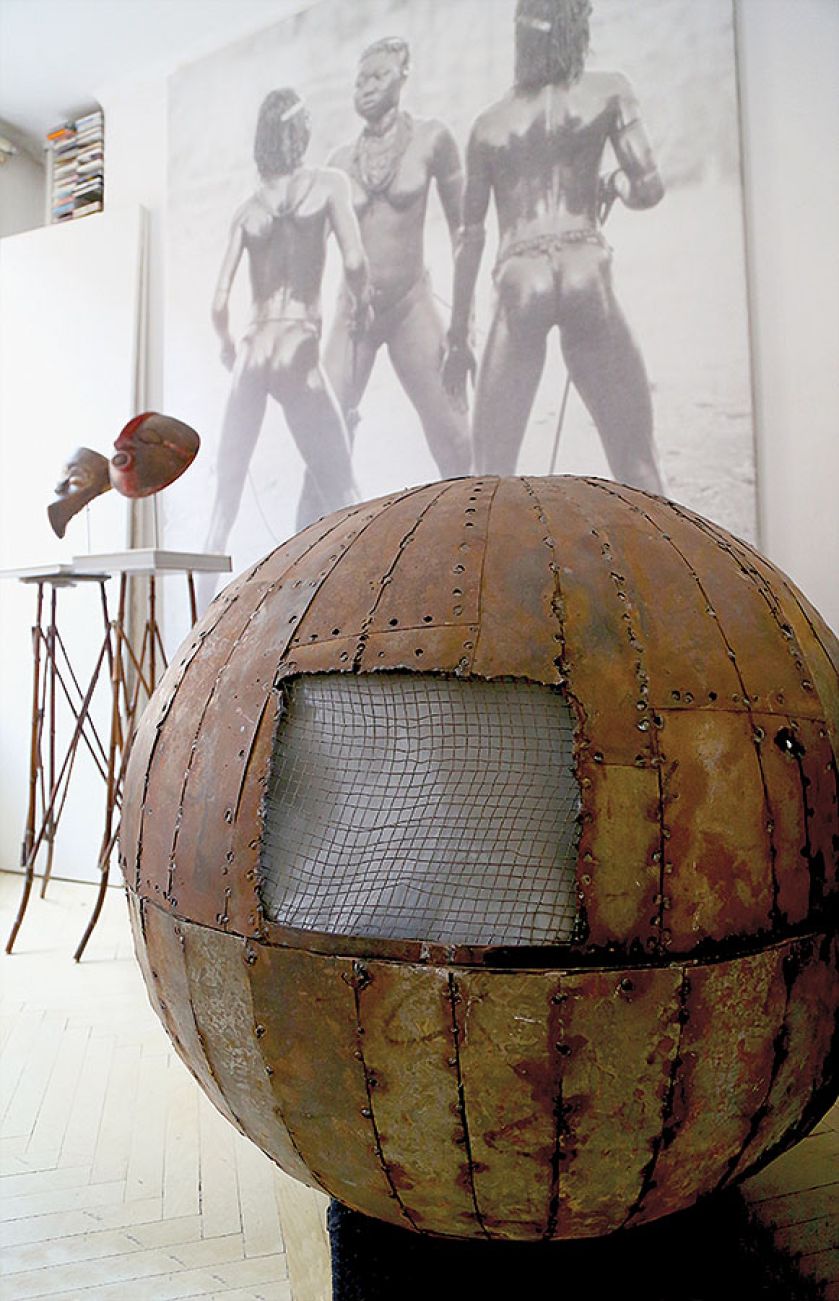 Biel przełamuje gdzieniegdzie egzotyczne drewno.