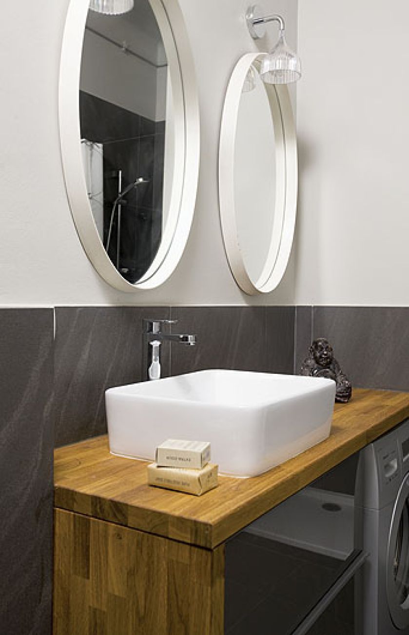 Drewniany blat i umywalka nablatowa.